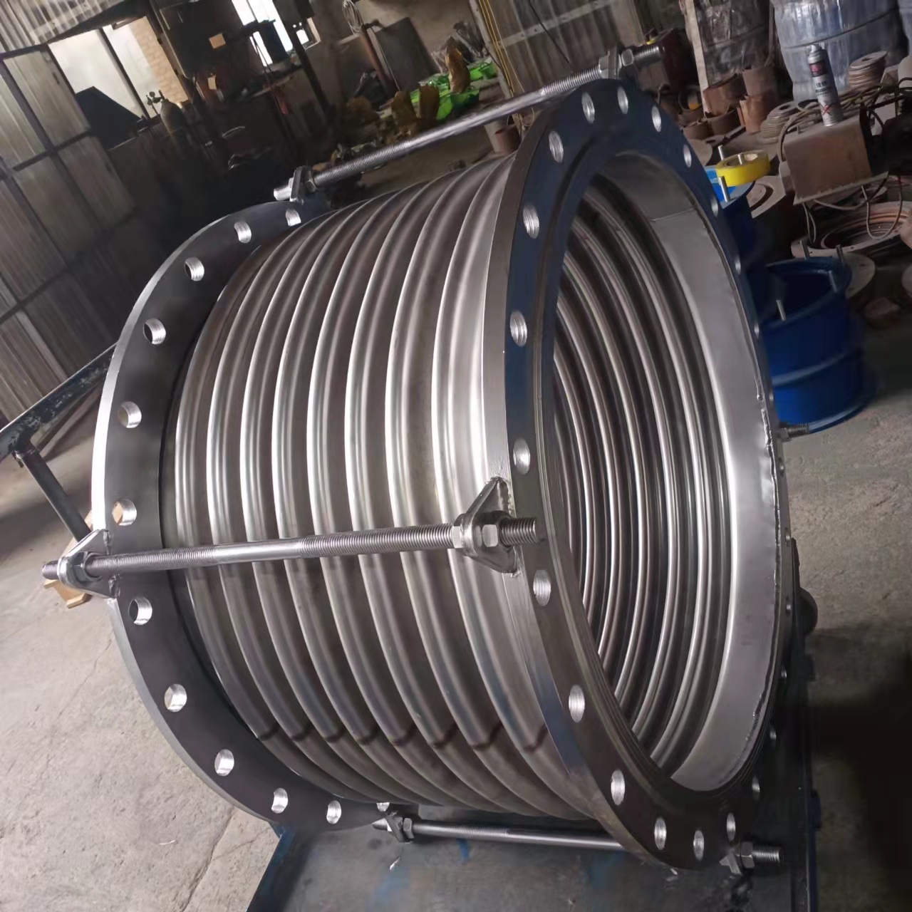 波紋管是用什么材料做的？DN1200法蘭式6-8波波紋補償器