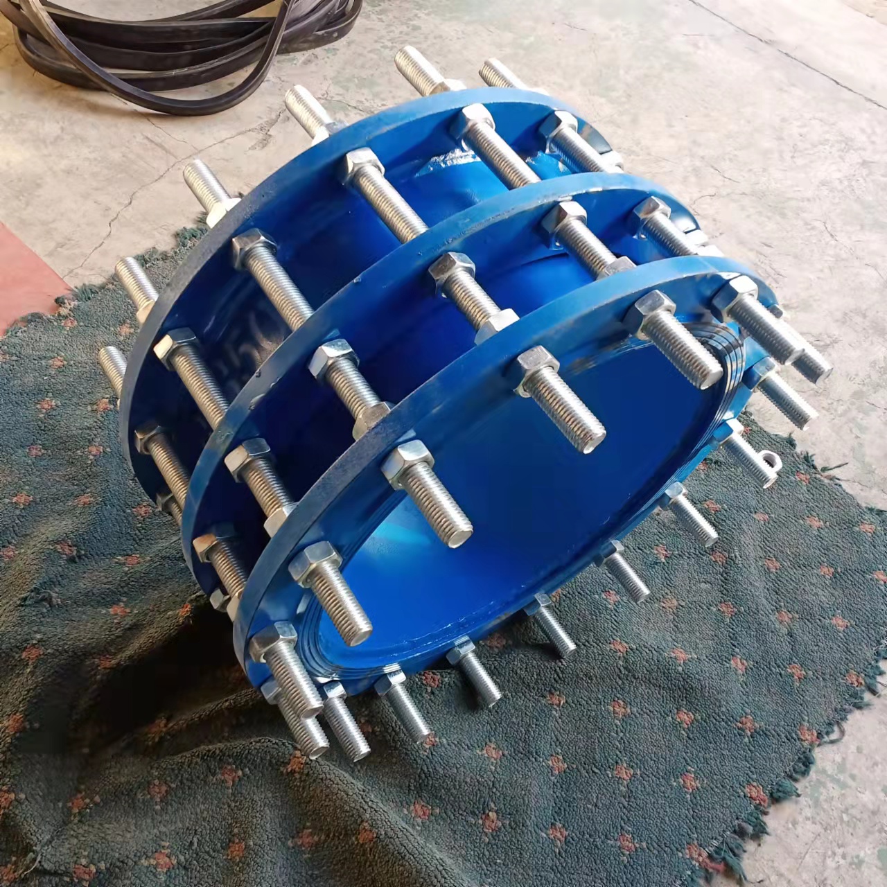 雙法蘭傳力接頭動作圖解-雙法蘭傳力接頭廠家【鞏義恒偉供水材料有限公司】