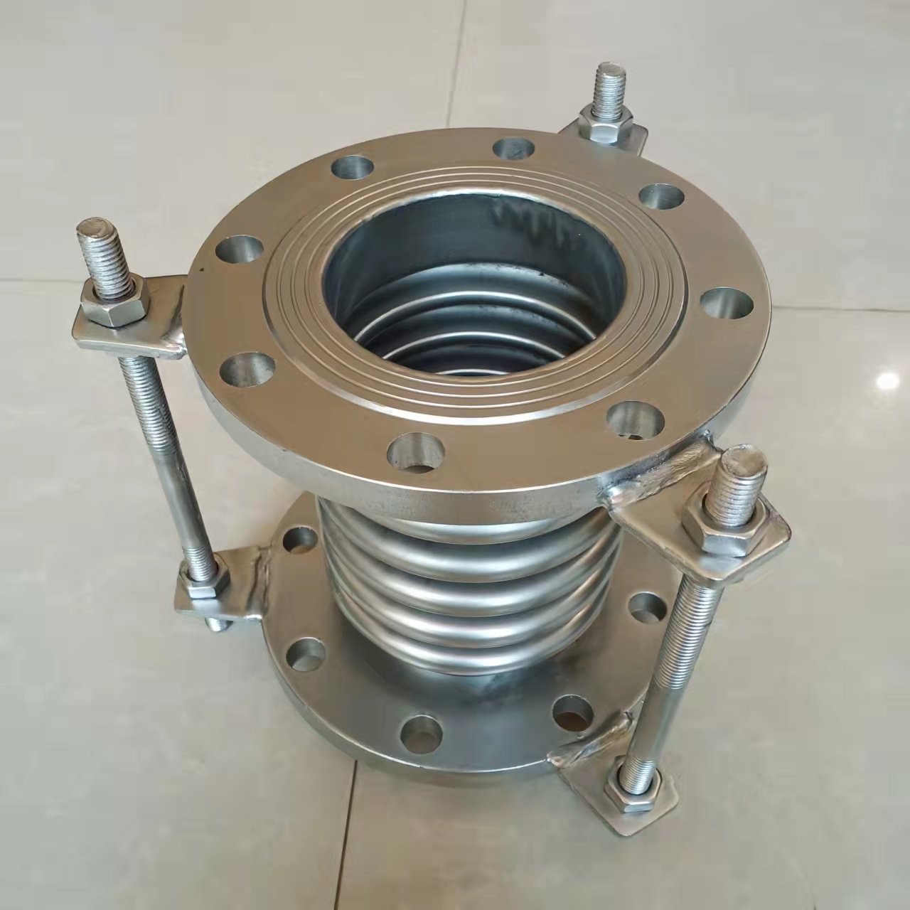 波紋補償器在管道中起什么作用-不銹鋼伸縮節(jié)工作原理